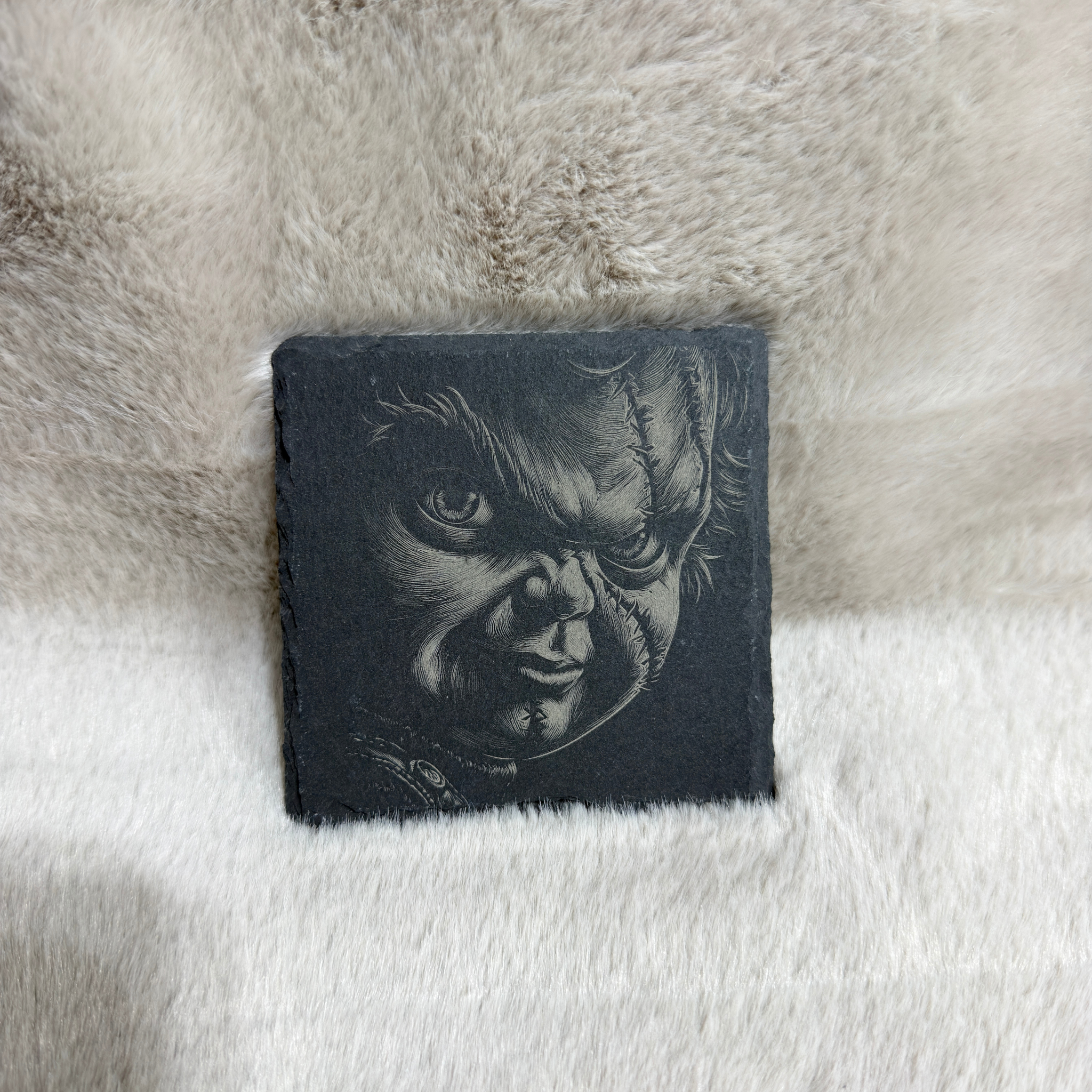 Chucky – Gravure sur ardoise sous verre personnalisée